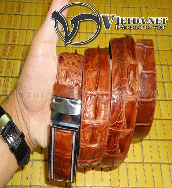 Giúp bạn phân biệt thắt lưng da cá sấu nối và nguyên tấm   
